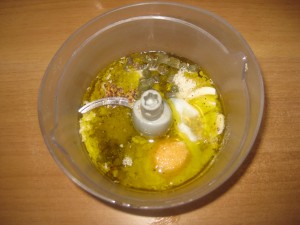 Ingrédients de la sauce César dans le bol mixeur