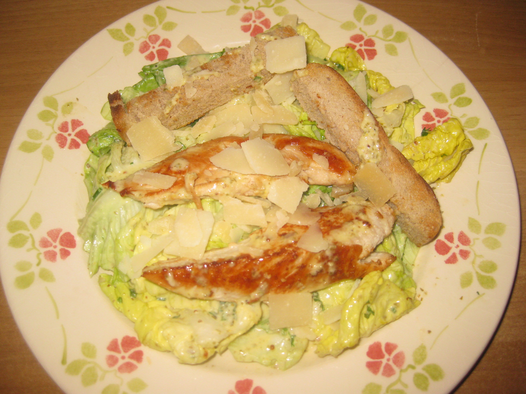Assiette de salade César au poulet