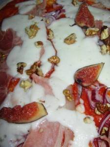 pizza au chevre, avec figues et noix