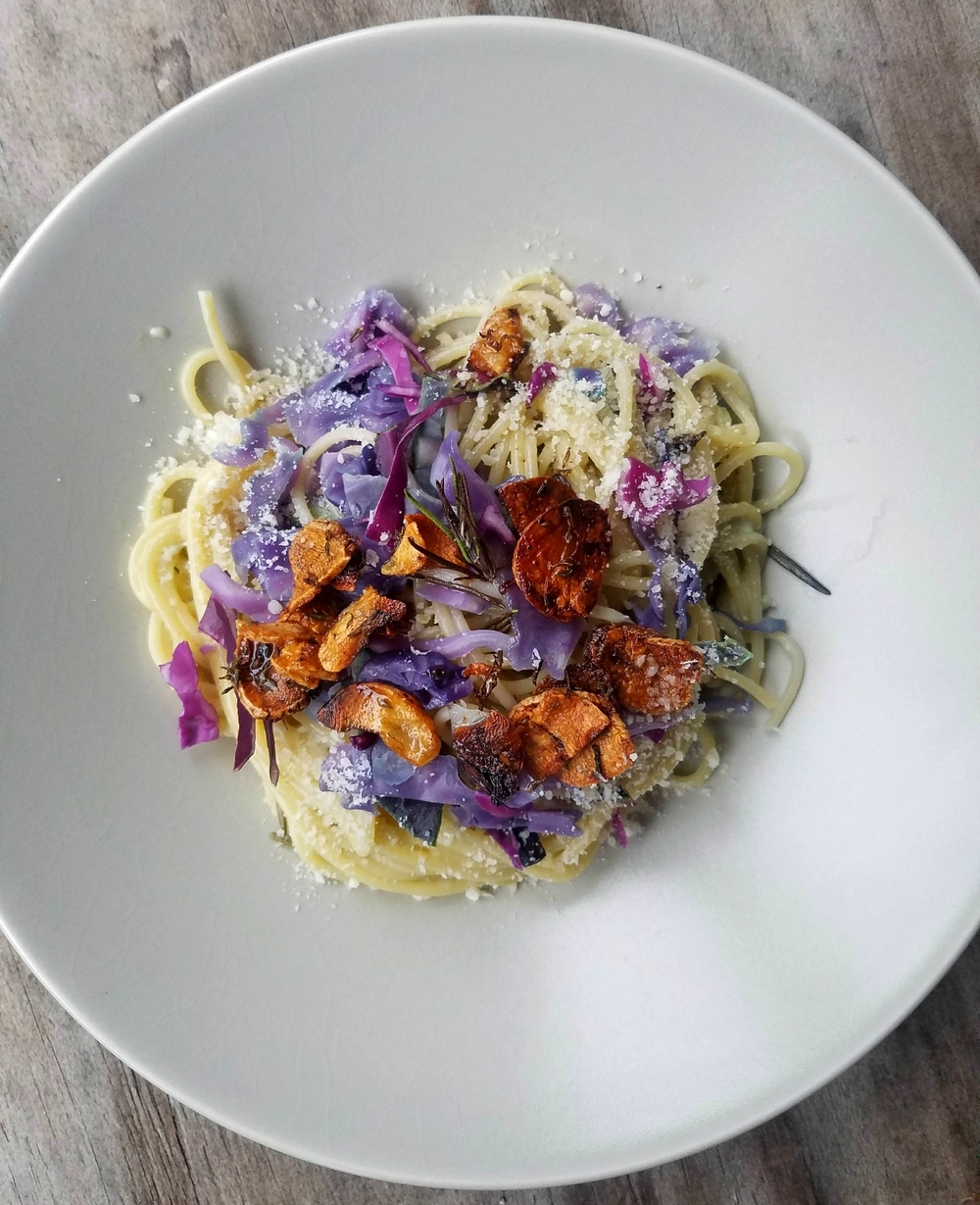 Spaghettis ail violet frit et chou rouge