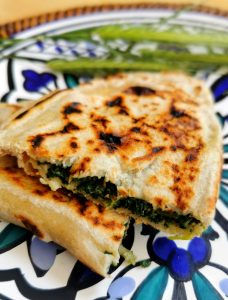 Qutab, chausson galette à la verdure, oignons blettes orties.