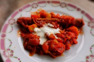 Ojja de Tunisie aux merguez et sauce tomates à la harissa