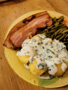 Stegt flæsk, lard croustillant et pommes de terre béchamel