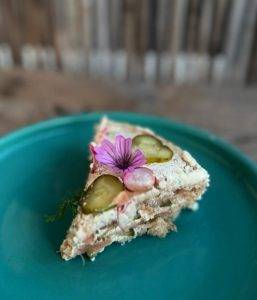 Smörgastarta, gâteau suédois de pain à la truite et fromage frais