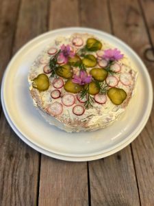Smörgastarta, gâteau suédois de pain à la truite et fromage frais