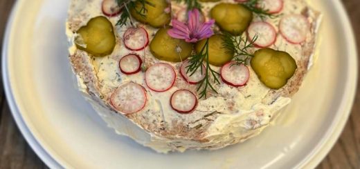 Smörgastarta, gâteau suédois de pain à la truite et fromage frais