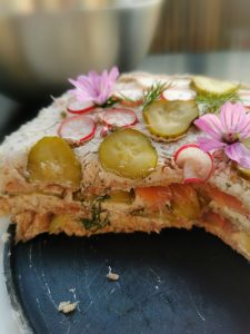 Smörgastarta, gâteau suédois de pain à la truite et fromage frais