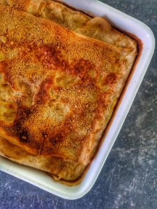 Golash ou goulash, feuilleté égyptien à la viande hachée et abricots secs