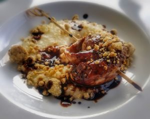 Canard caramélisé soja miel, purée et crumble