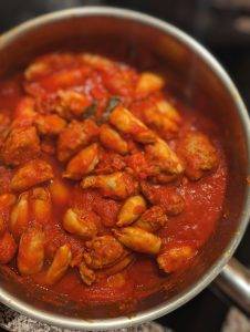 Chipirons farcis façon basque, sauce chistorra