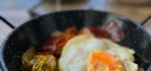 Migas del pastor, plat espagnol, miettes de pain au boudin