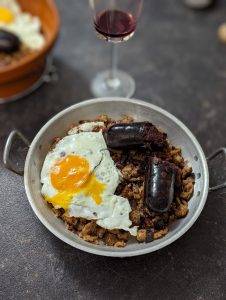 Migas del pastor, plat espagnol, miettes de pain au boudin