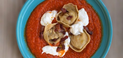Tortellini au porc et jambon, crème de tomate au poivron, stracciatella