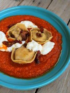 Tortellini au porc et jambon, crème de tomate au poivron