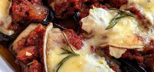 Aubergines au four au bœuf haché et fromage gratiné.