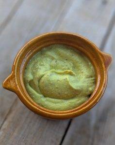 Mayonnaise aux avocats et aux œufs durs.