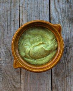 Mayonnaise aux avocats et aux œufs durs.