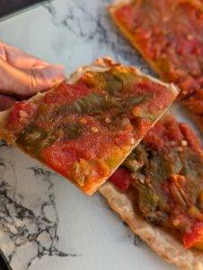 Coca de trampo de Majorque, aux poivrons et tomates