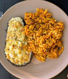 Giouvetsi grec, bœuf à la sauce tomates et pâtes orzo
