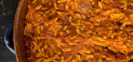 Giouvetsi grec, bœuf à la sauce tomates et pâtes orzo