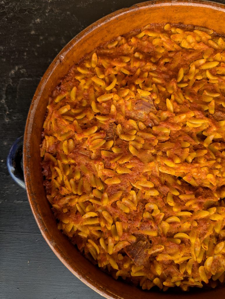 Giouvetsi grec, bœuf à la sauce tomates et pâtes orzo
